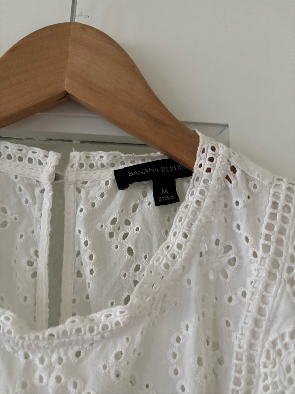 Banana Republic White Eyelet Lace-Trim Sleeveless Camisole - Picture 2 of 4